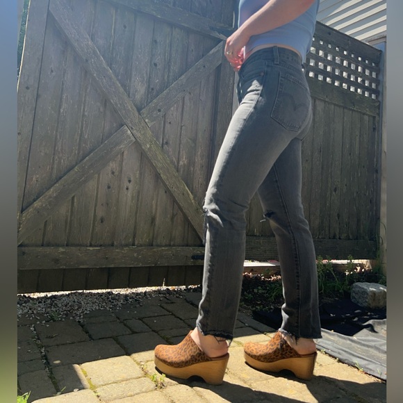 Levi’s 100% cotton Wedgie Fit Ankle Jeans in Distressed Grey, size 26 - Picture 2 of 10